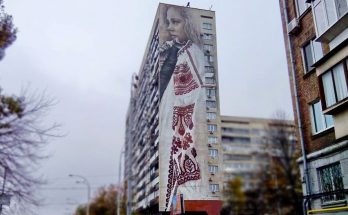 Мурал «Девушка в вышиванке» на бульваре Леси Украинки в Киеве