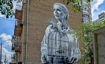 Мурал «Девушка с птицами и клеткой» на улице Антоновича в Киеве