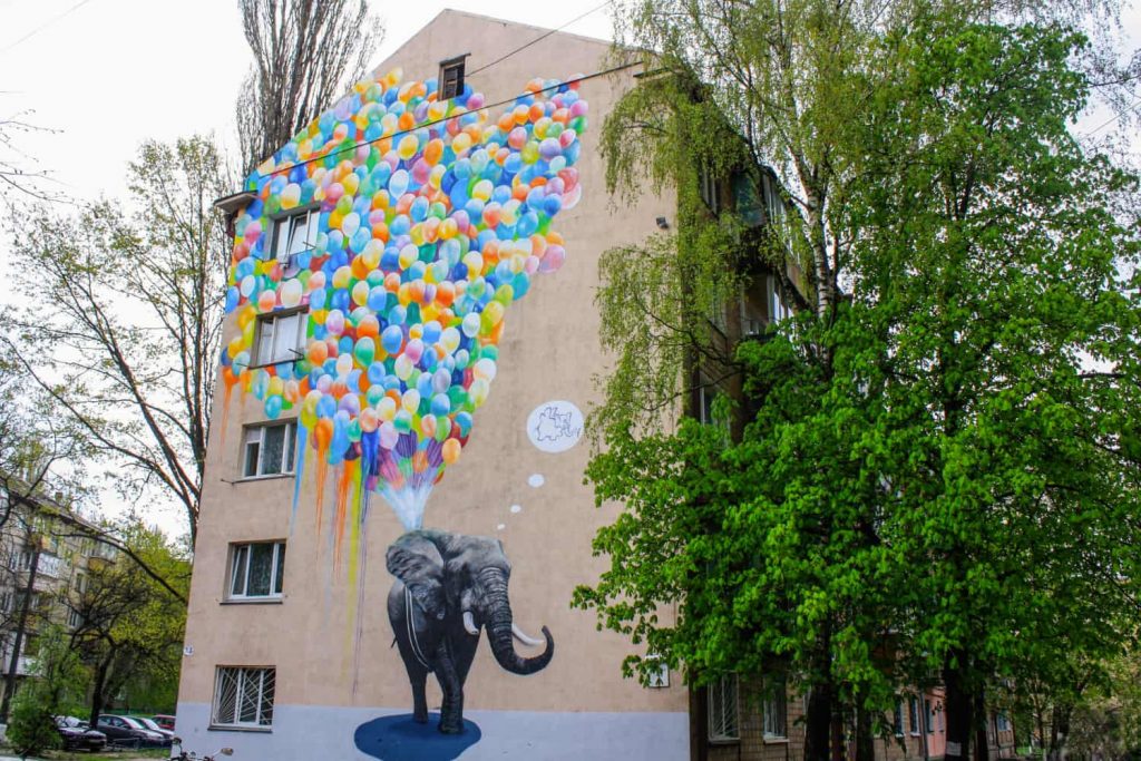 Мурал «Слон и воздушные шары» на улице Туполева, 7б в Киеве